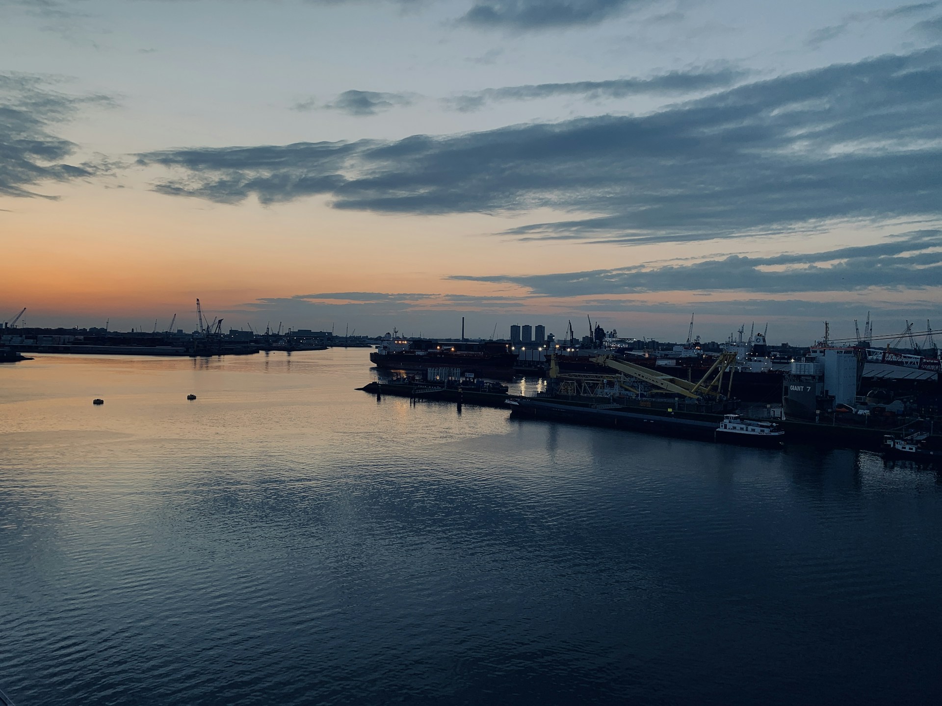 gray computer monitor