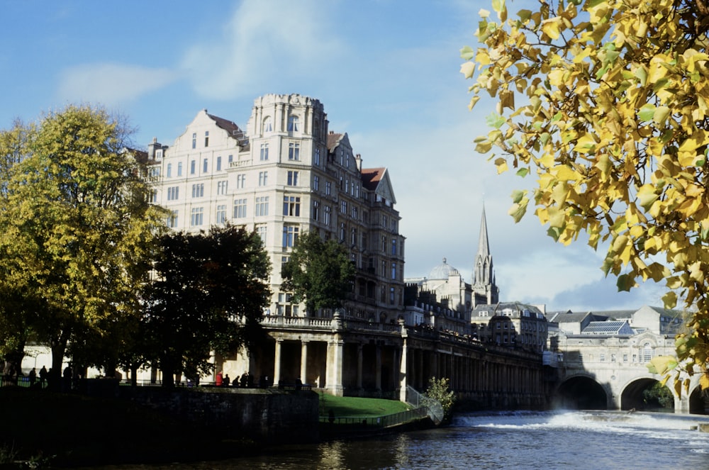 une rivière qui traverse une ville à côté de grands immeubles