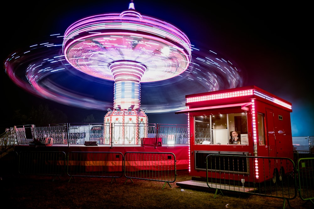 a carnival ride is lit up at night