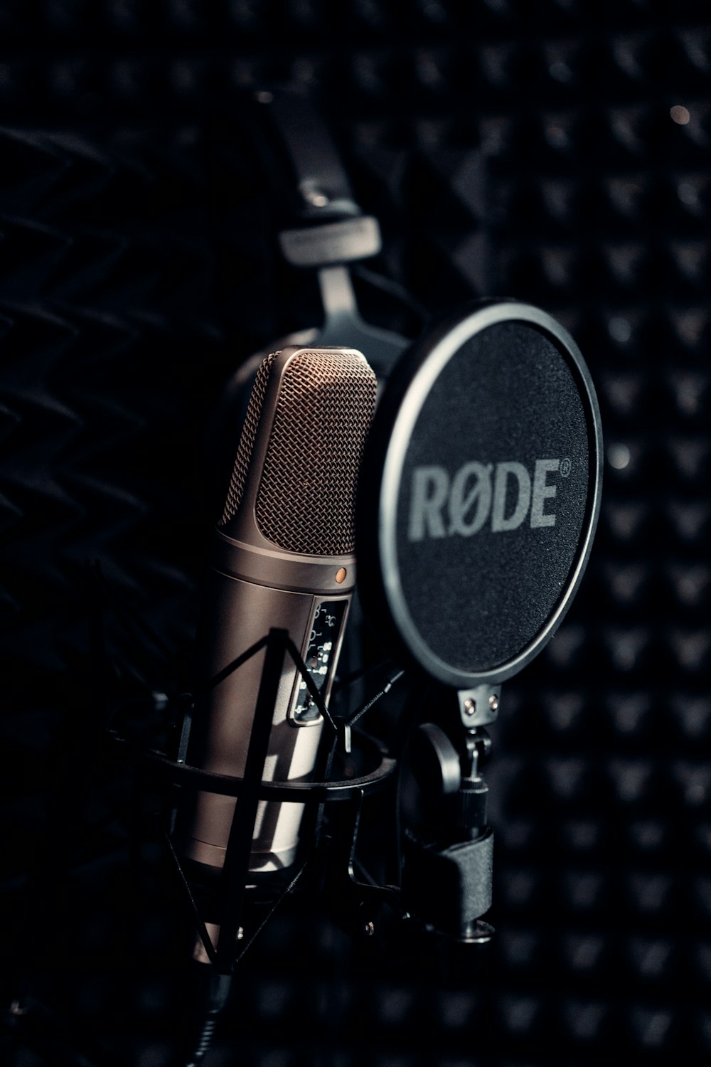 a rode microphone with the word rode on it