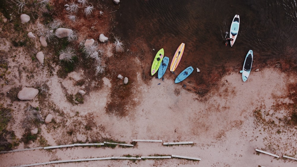 a group of kayaks sitting on top of a sandy beach