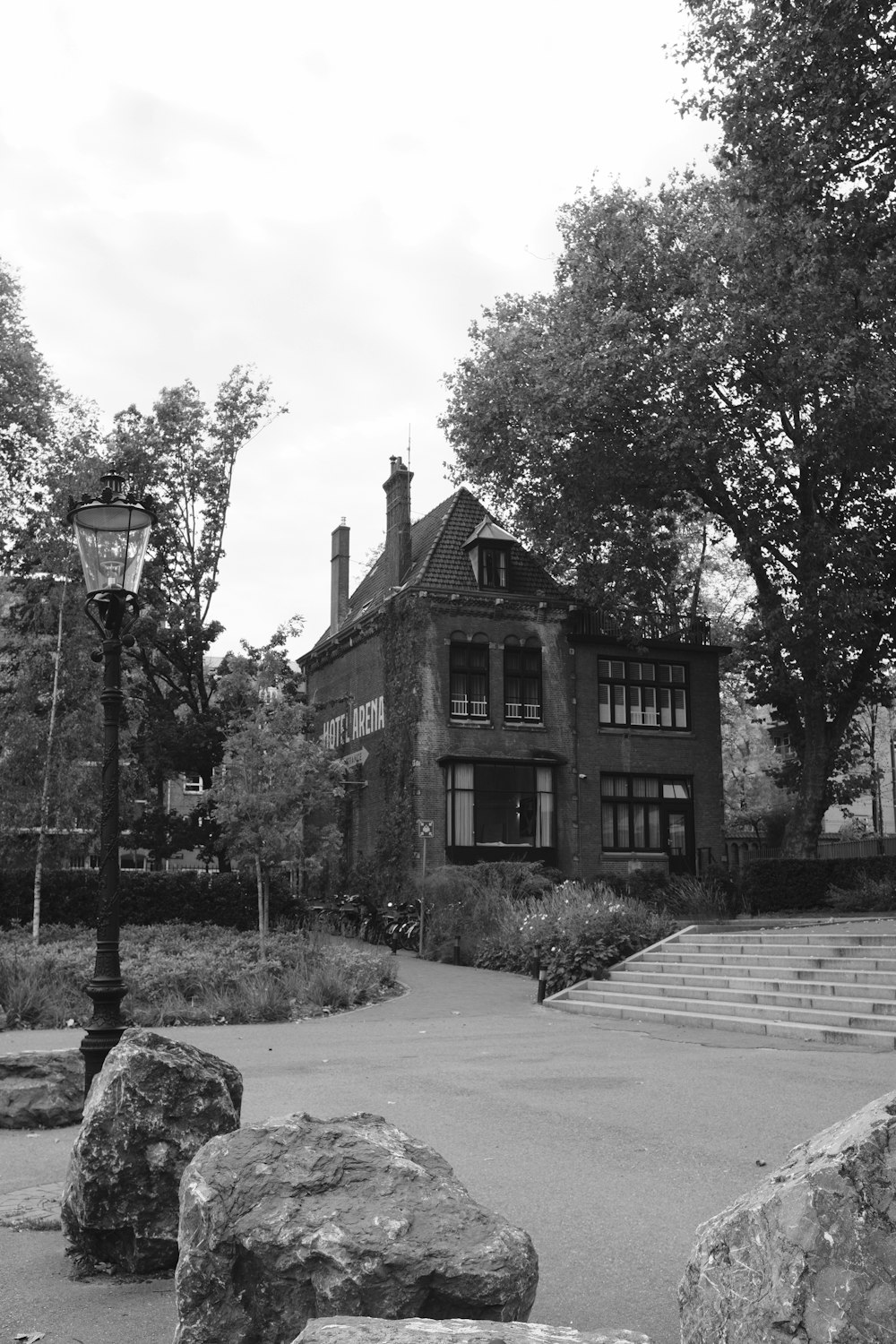 a black and white photo of a building