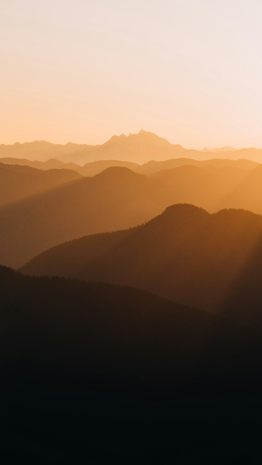 Die Sonne geht über einer Bergkette unter