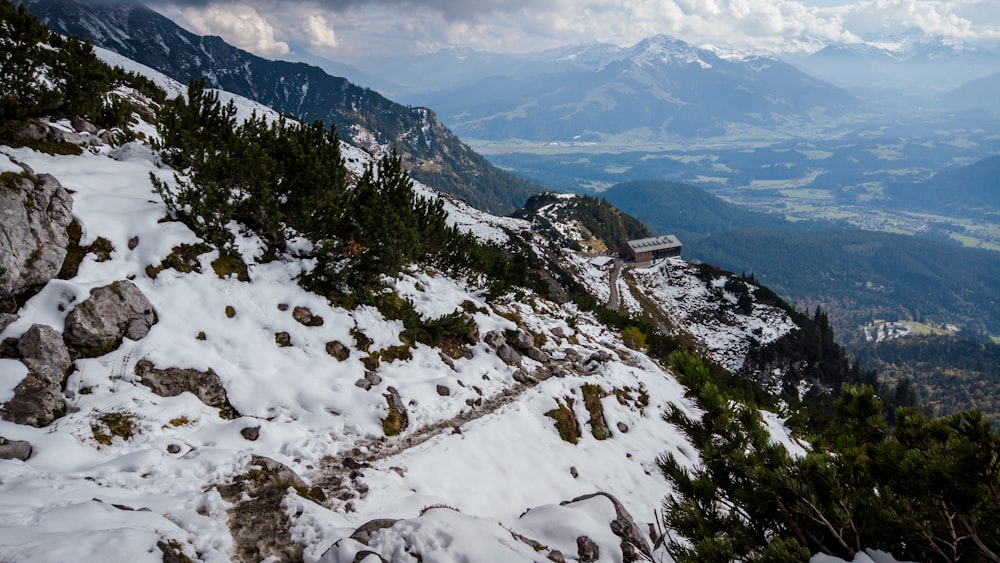 une vue d’une montagne avec de la neige au sol