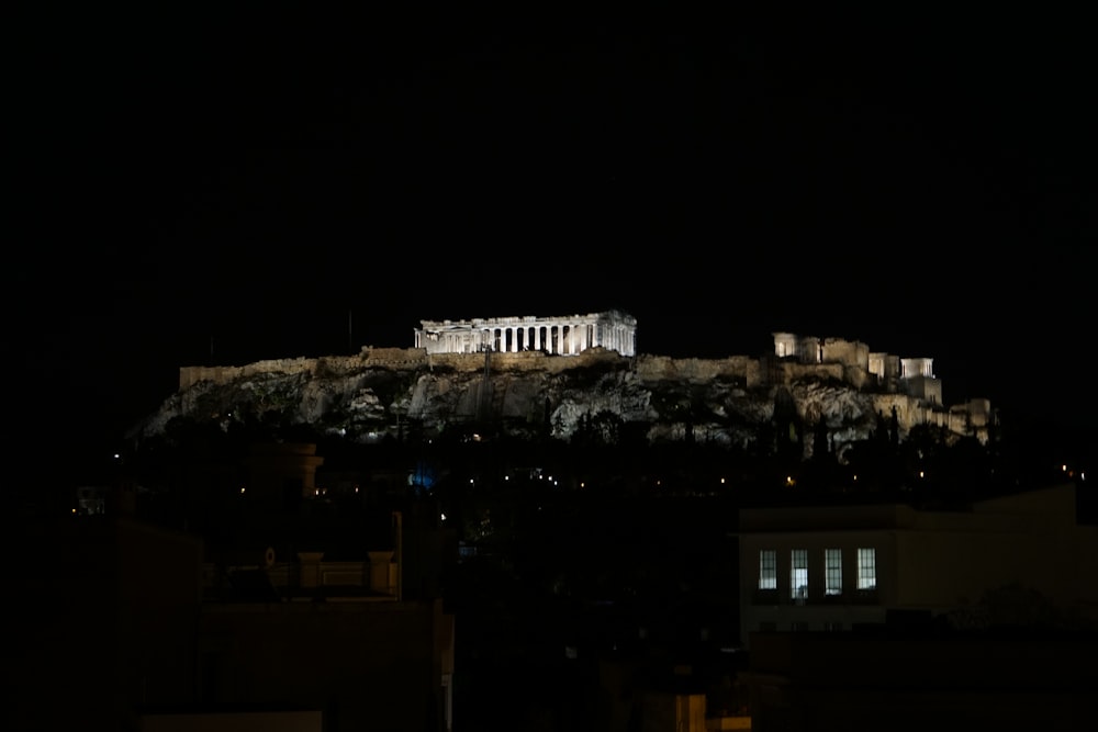 a night view of the acrobatic acrobatic monument in the