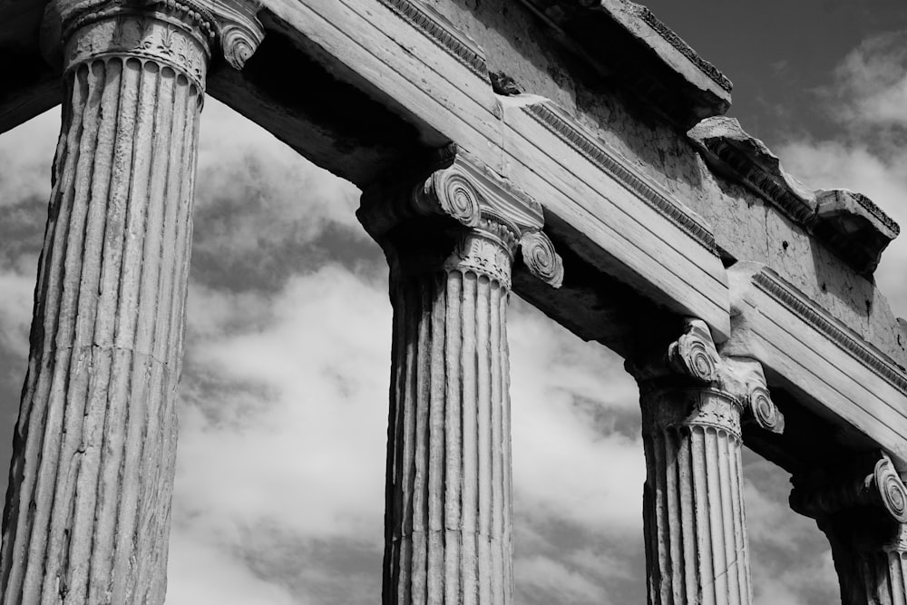a black and white photo of some old pillars