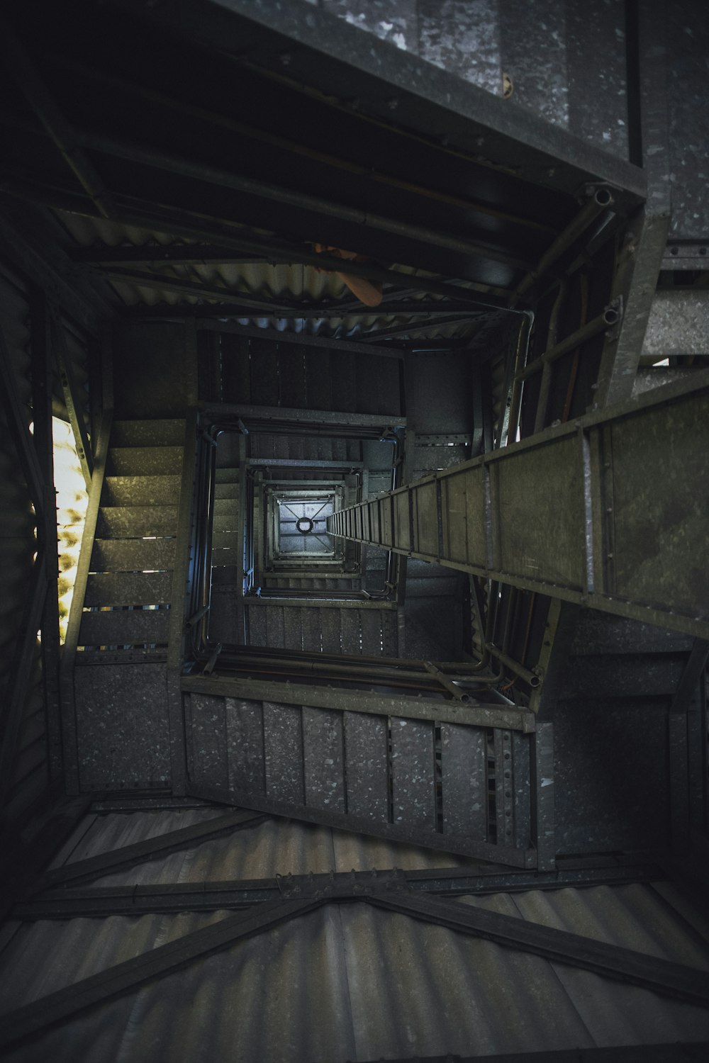 um quarto de aparência muito escura com algumas escadas