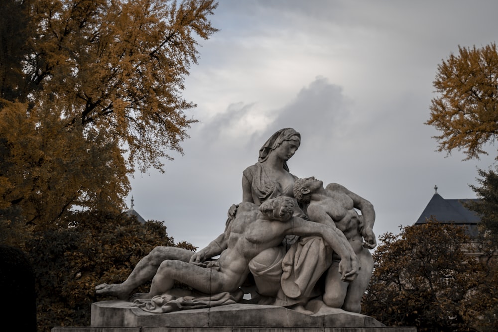 une statue d’une femme tenant un enfant