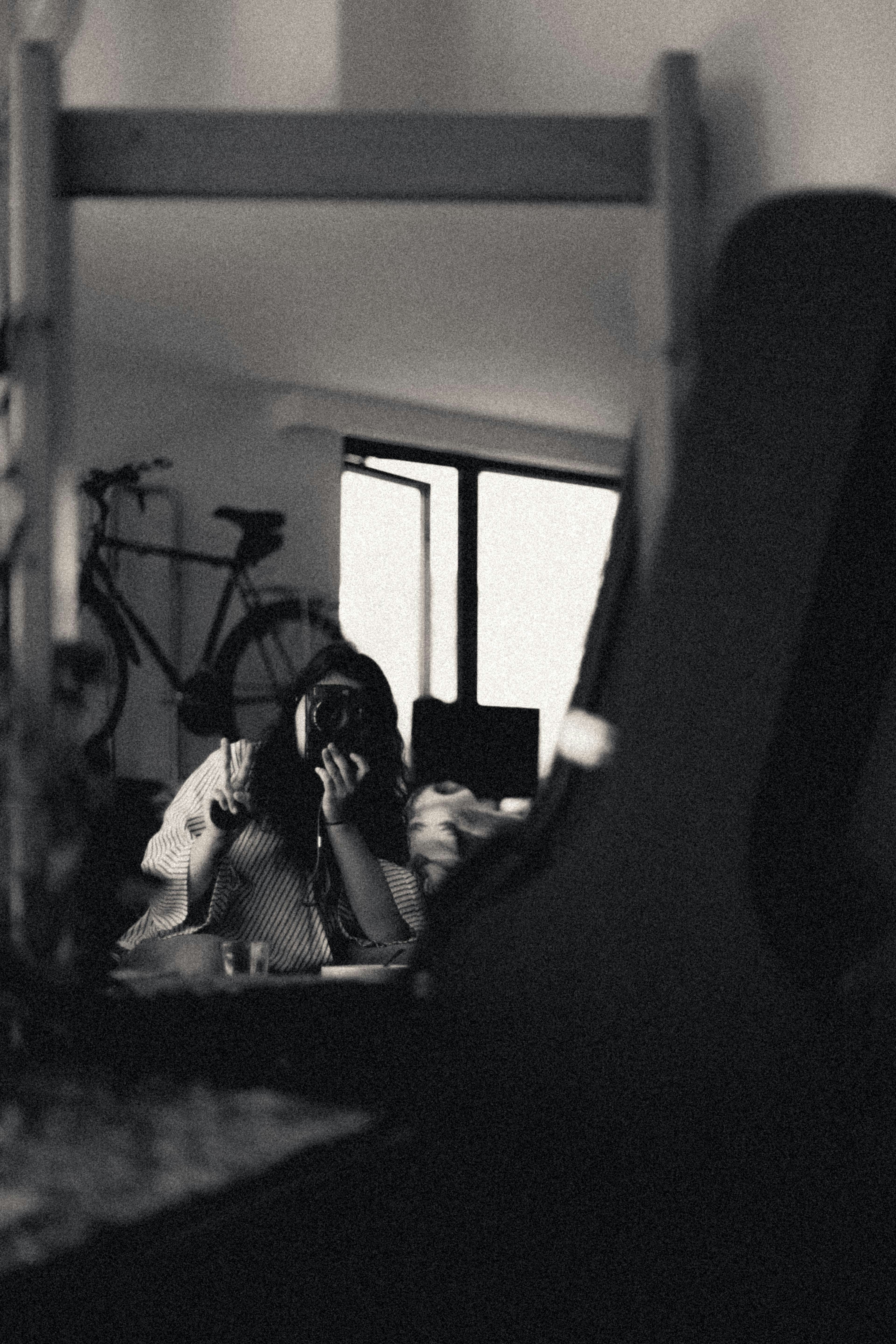 Una mujer sentada en una silla hablando por teléfono celular