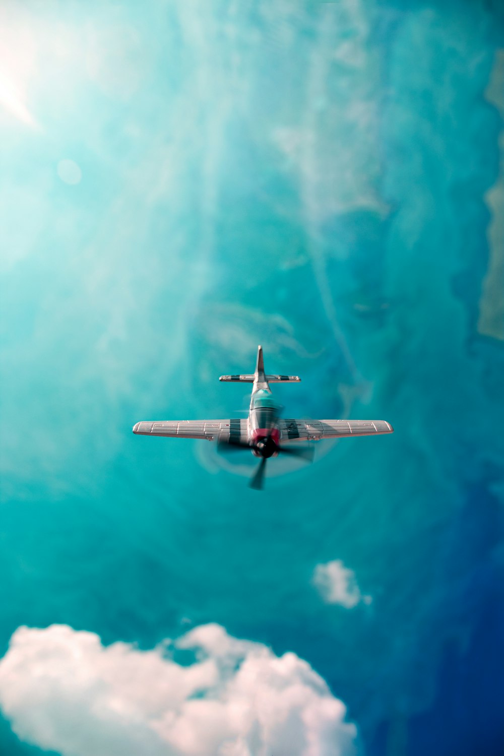 Ein Flugzeug fliegt durch einen blau bewölkten Himmel