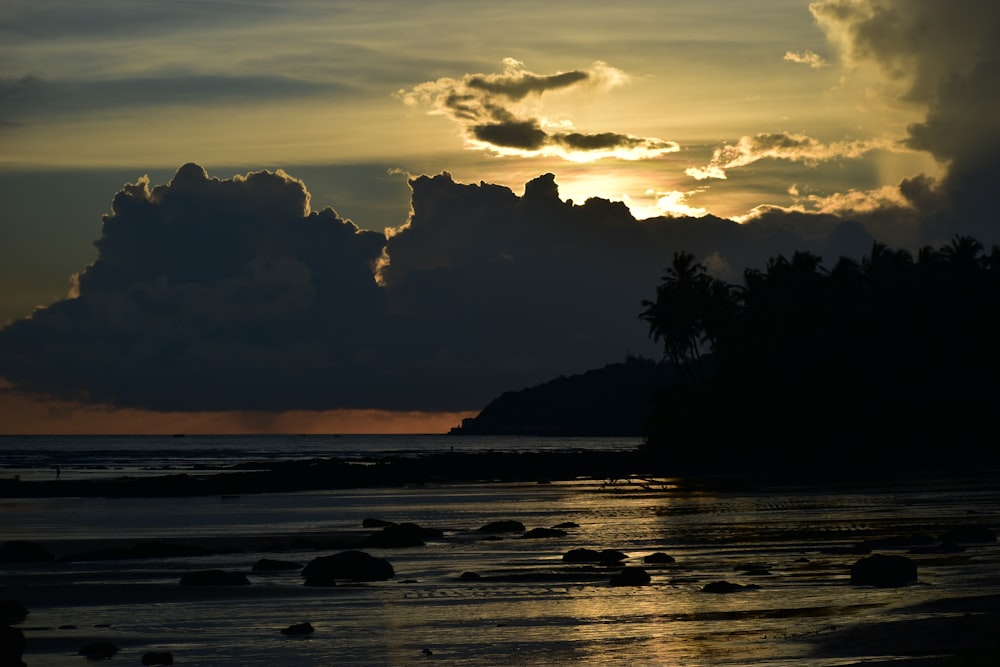 un coucher de soleil sur un plan d’eau