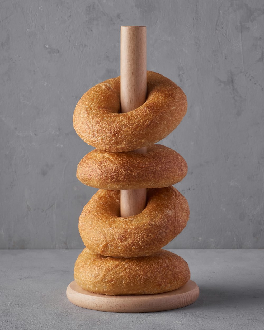 uma pilha de donuts sentados um em cima do outro