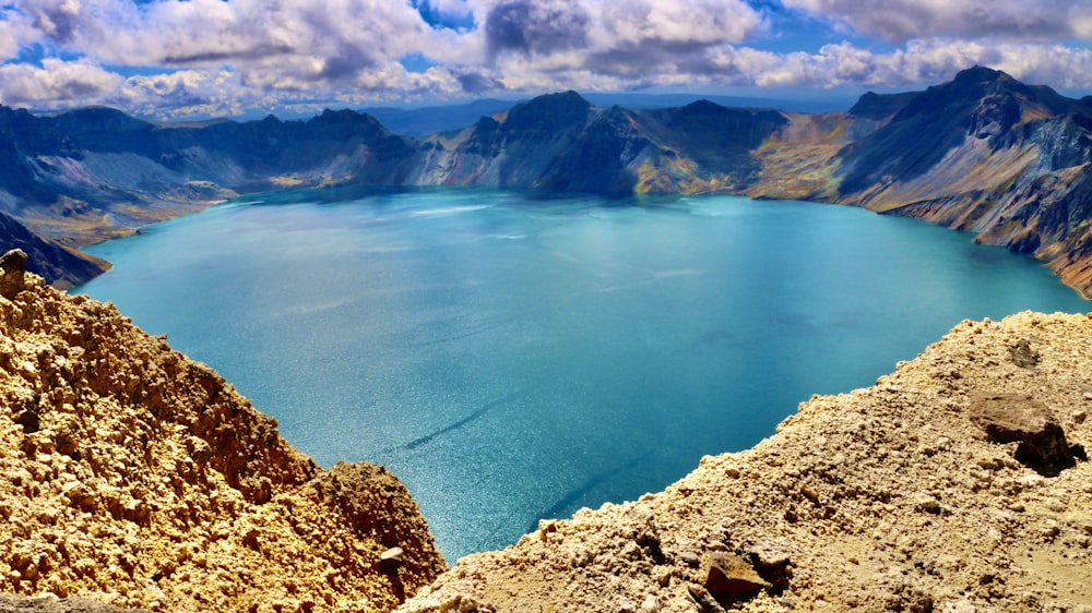 Un grande specchio d'acqua circondato da montagne