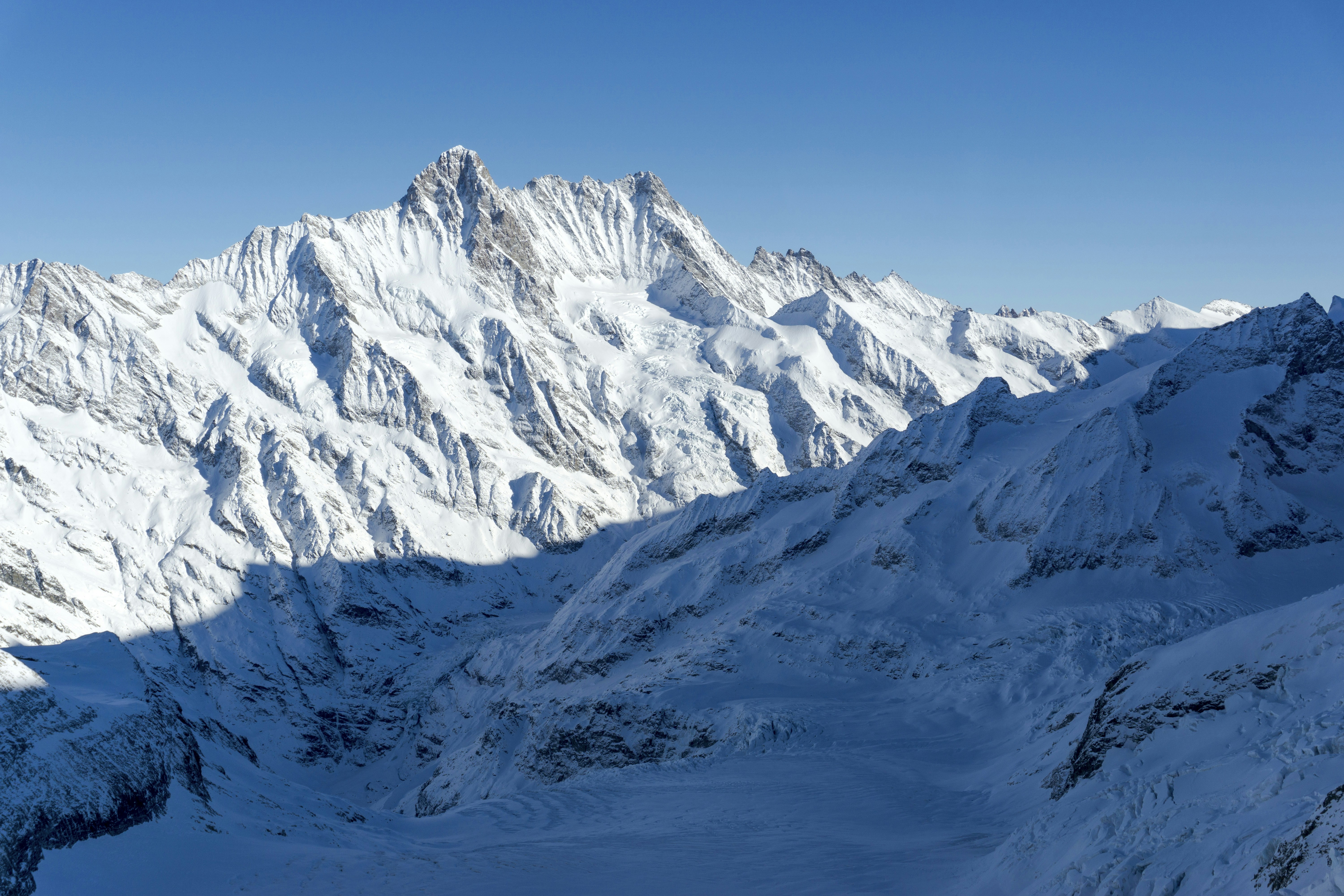Ein schneebedeckter Berg mit strahlend blauem Himmel