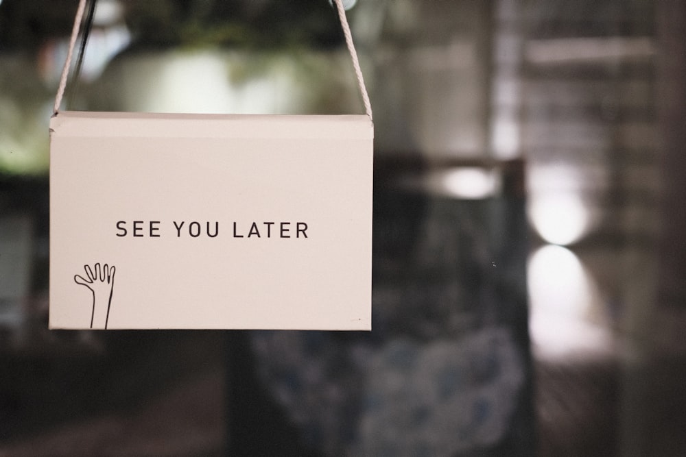 Ein Schild mit der Aufschrift "See you later" hängt an einer Tür