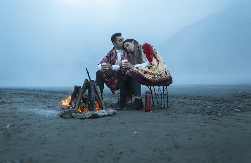 Pareja junto a fogata