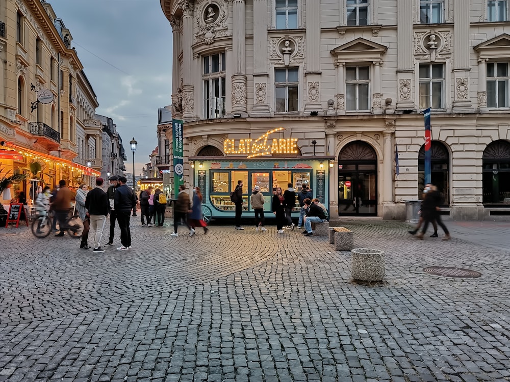 Eine Gruppe von Menschen, die durch eine Kopfsteinpflasterstraße gehen