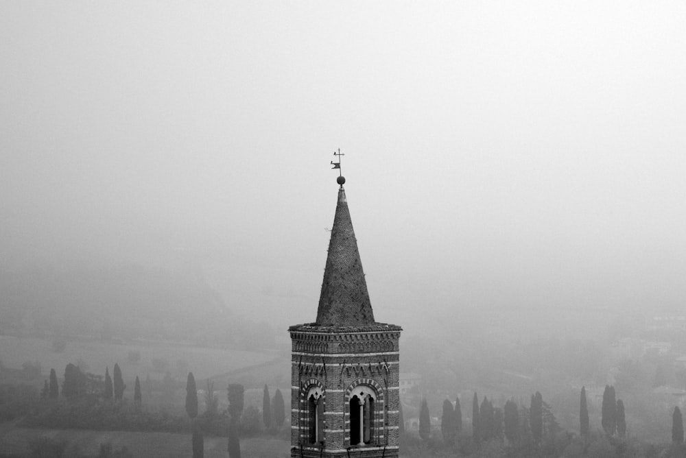 Ein Schwarz-Weiß-Foto eines Glockenturms