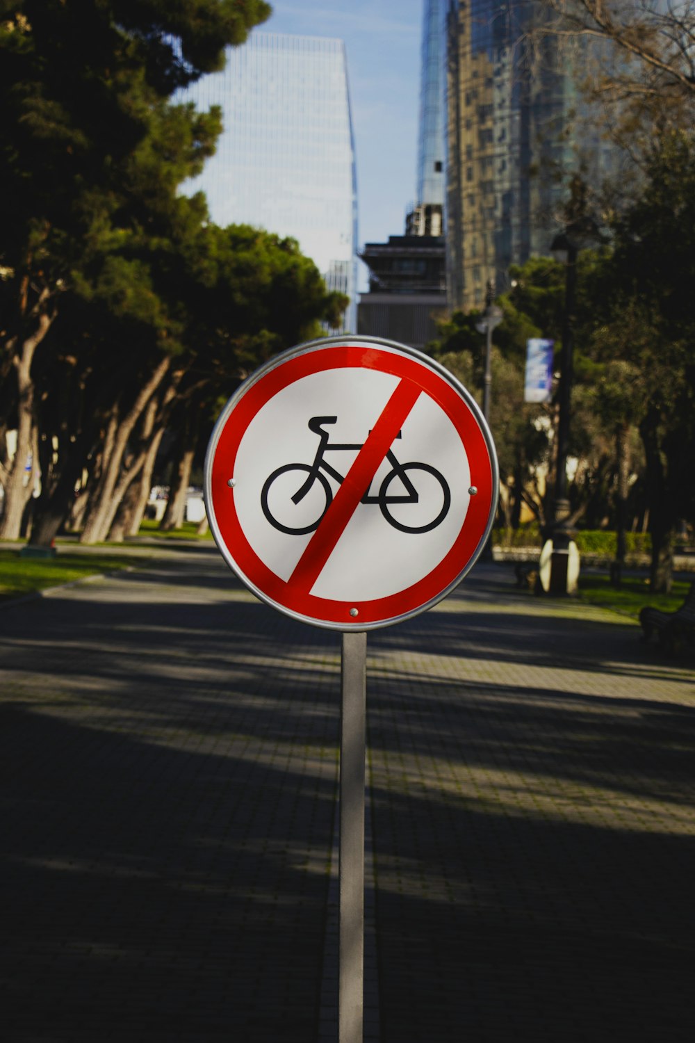 Un letrero de no se permite la bicicleta en una calle de la ciudad