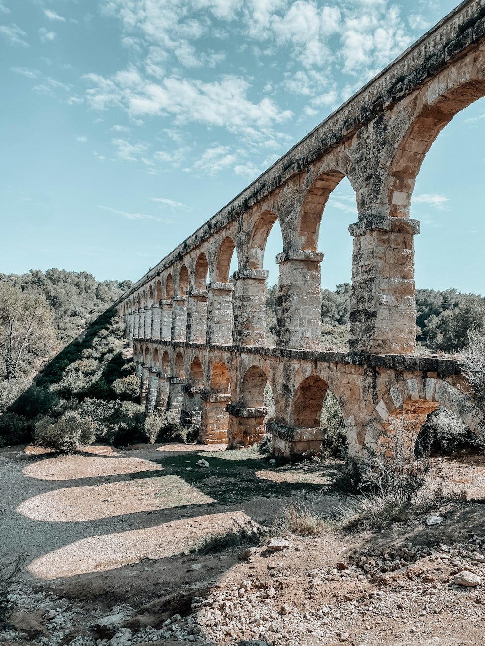 Un antiguo puente de piedra con arcos y arcos