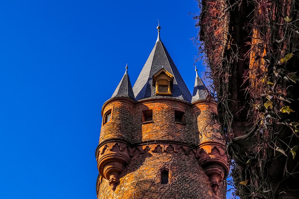 Ein sehr hoher Turm mit einer Uhr an der Seite