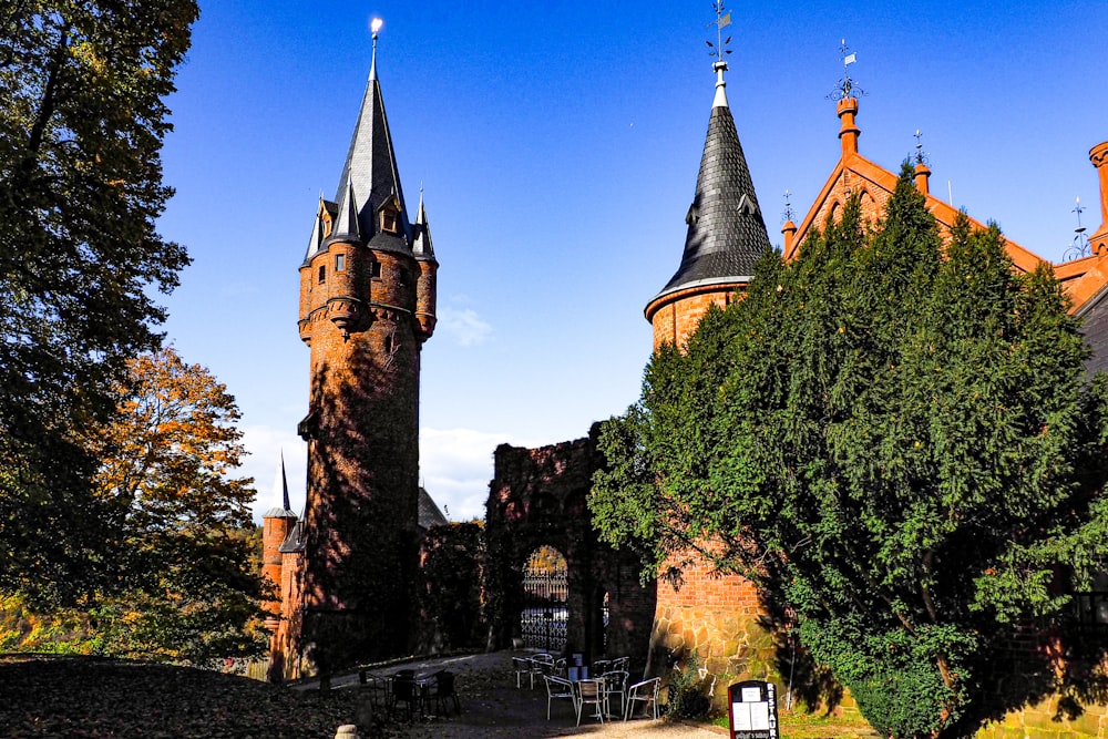 ein schlossähnliches Gebäude mit zwei Türmen und einem Uhrturm