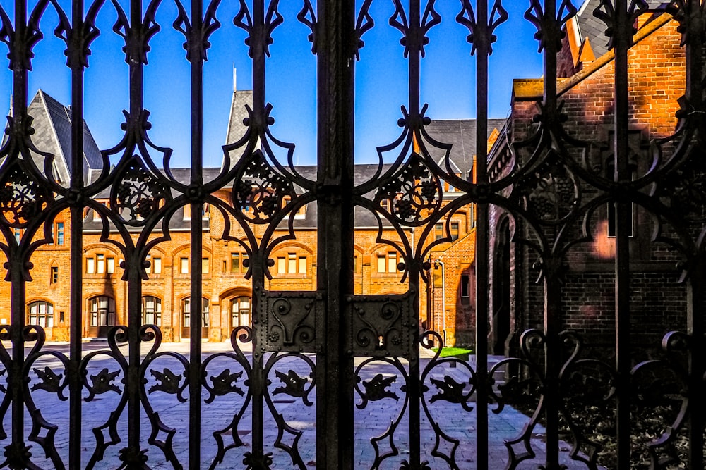 ein Tor mit einem Gebäude im Hintergrund