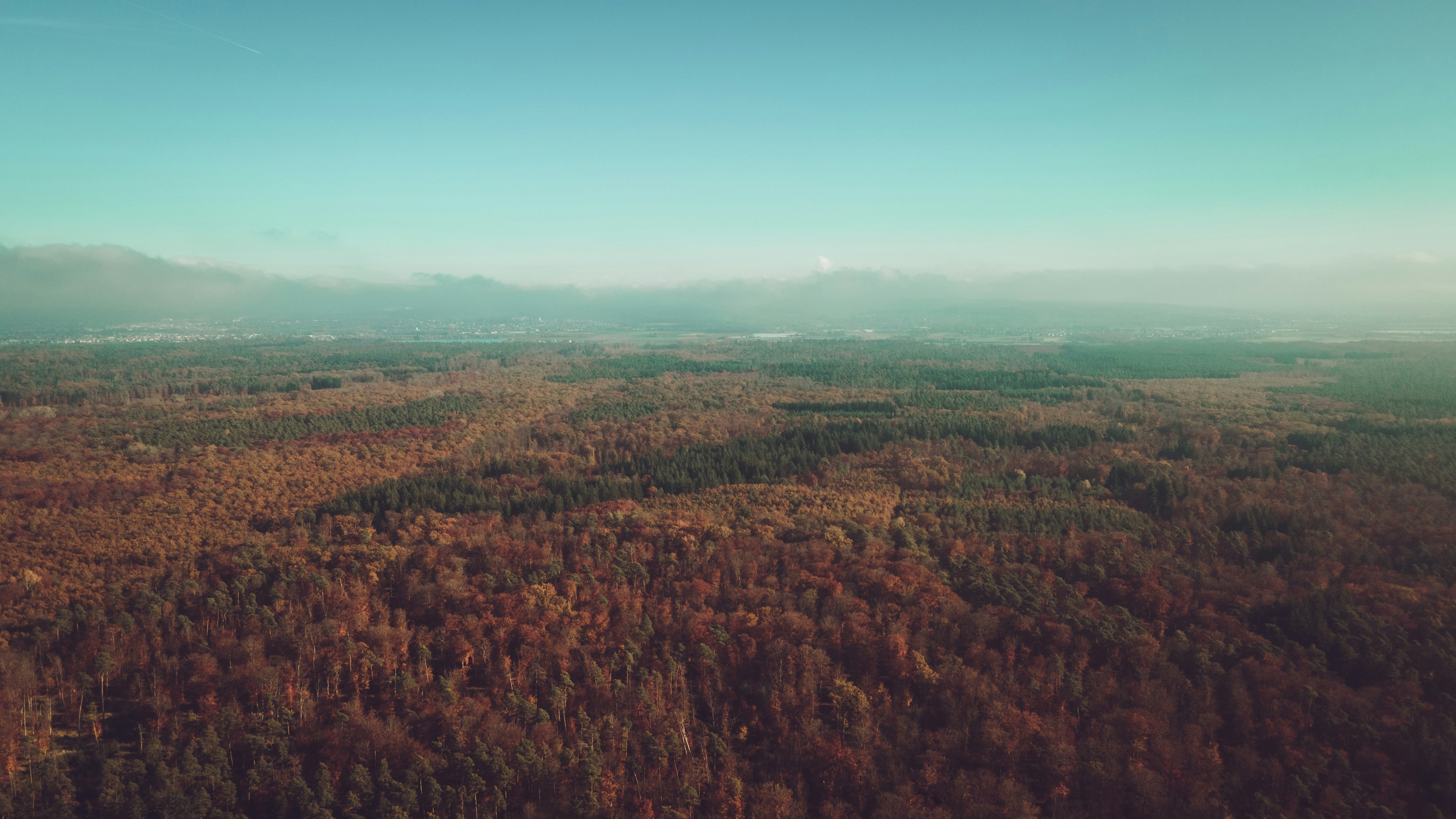 Aerial mountain forest 4k, ilustrasi artikel Elevate Your Desktop: Why Aerial Drone Shot Ultra HD 4K Wallpapers Are a Must-Have 2