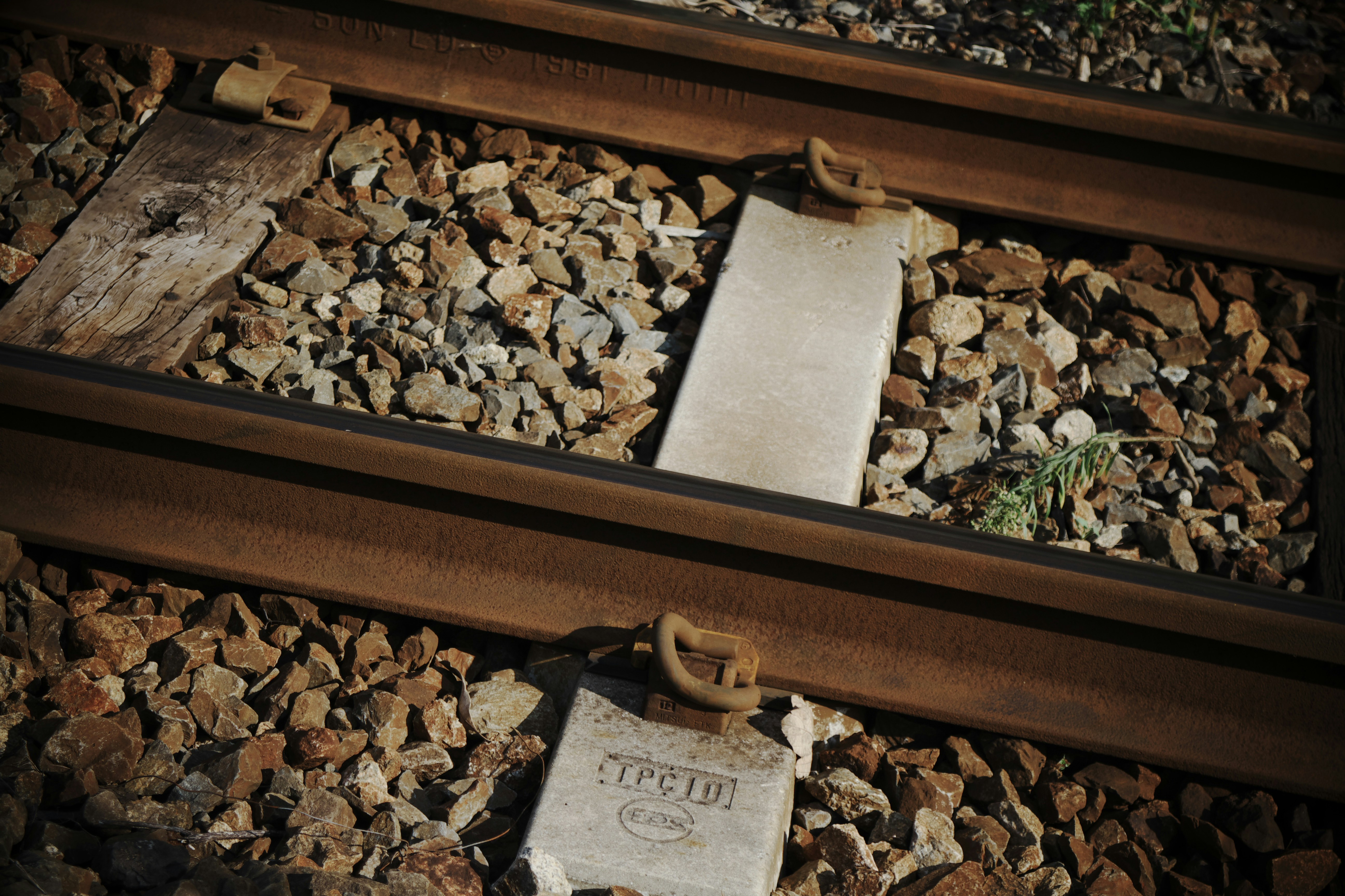 A close up of a train track with rocks photo – Free Line Image on Unsplash