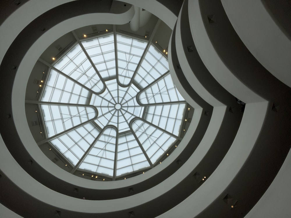 una vista di un soffitto circolare in un edificio
