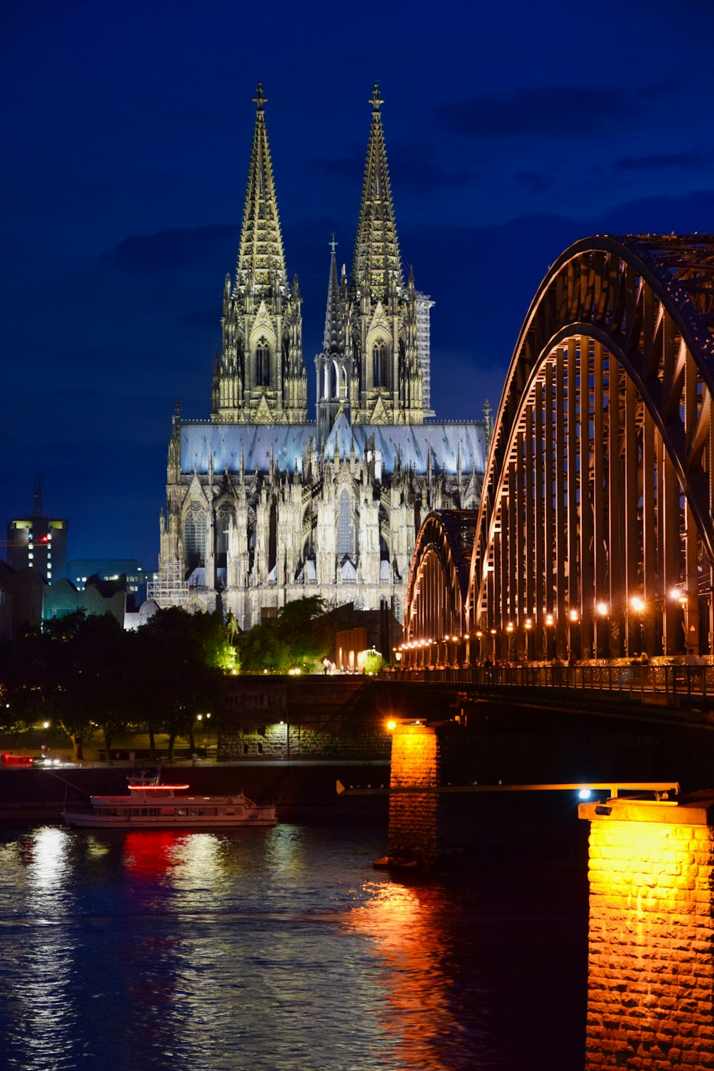 Una gran catedral que se eleva sobre una ciudad por la noche