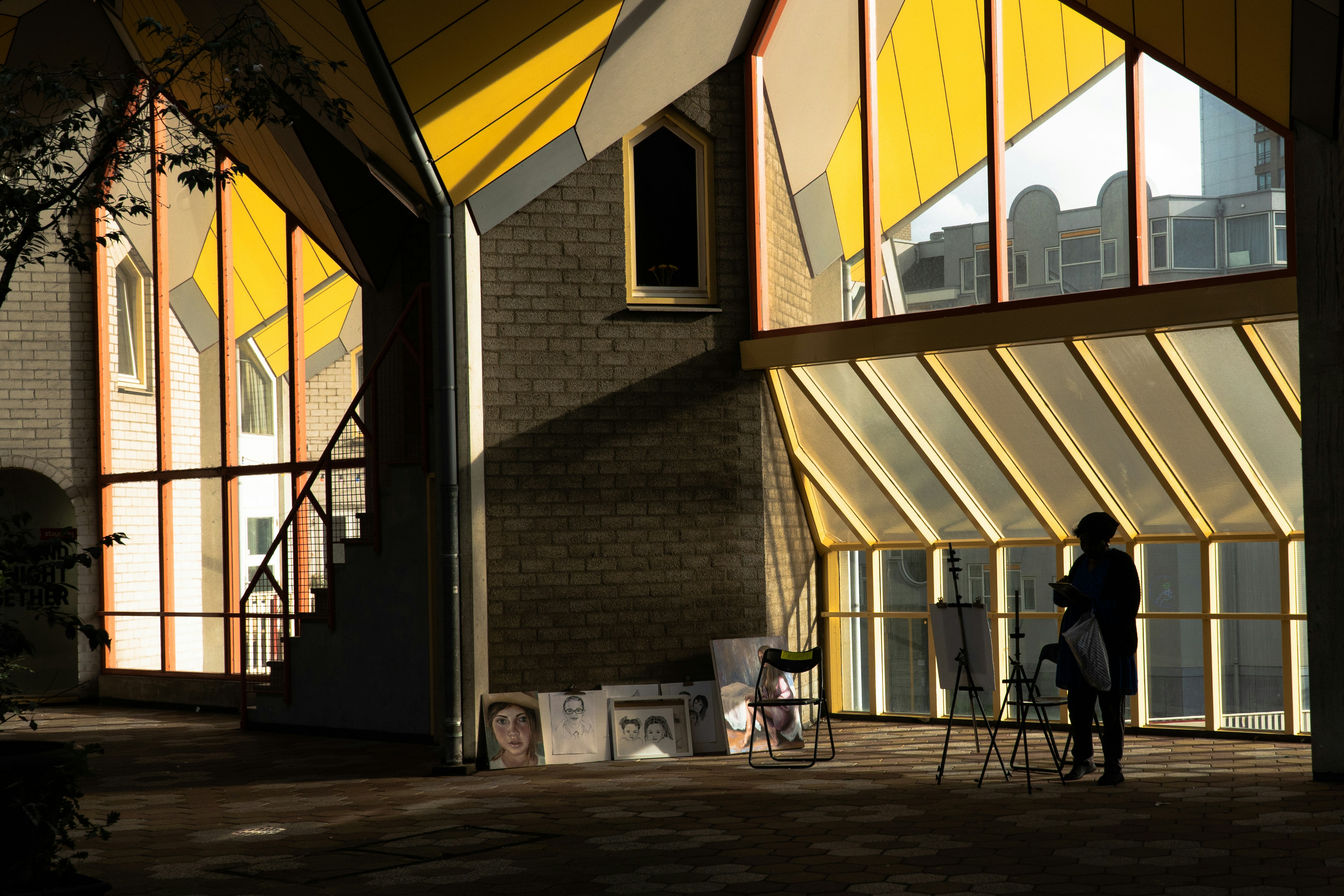 eine Person, die vor einem Gebäude steht