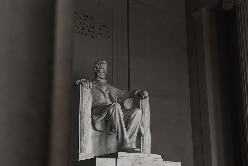 a black and white photo of the lincoln memorial