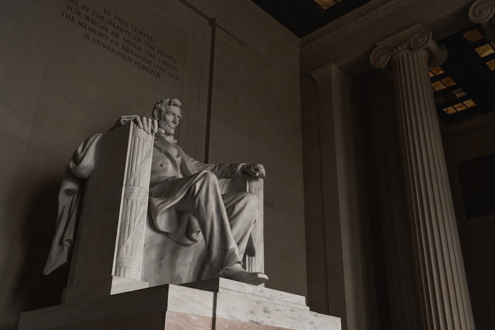 a statue of abraham lincoln in the lincoln memorial