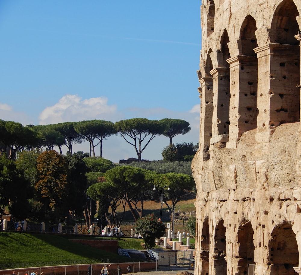 Blick auf eine römische Collisure mit Bäumen im Hintergrund