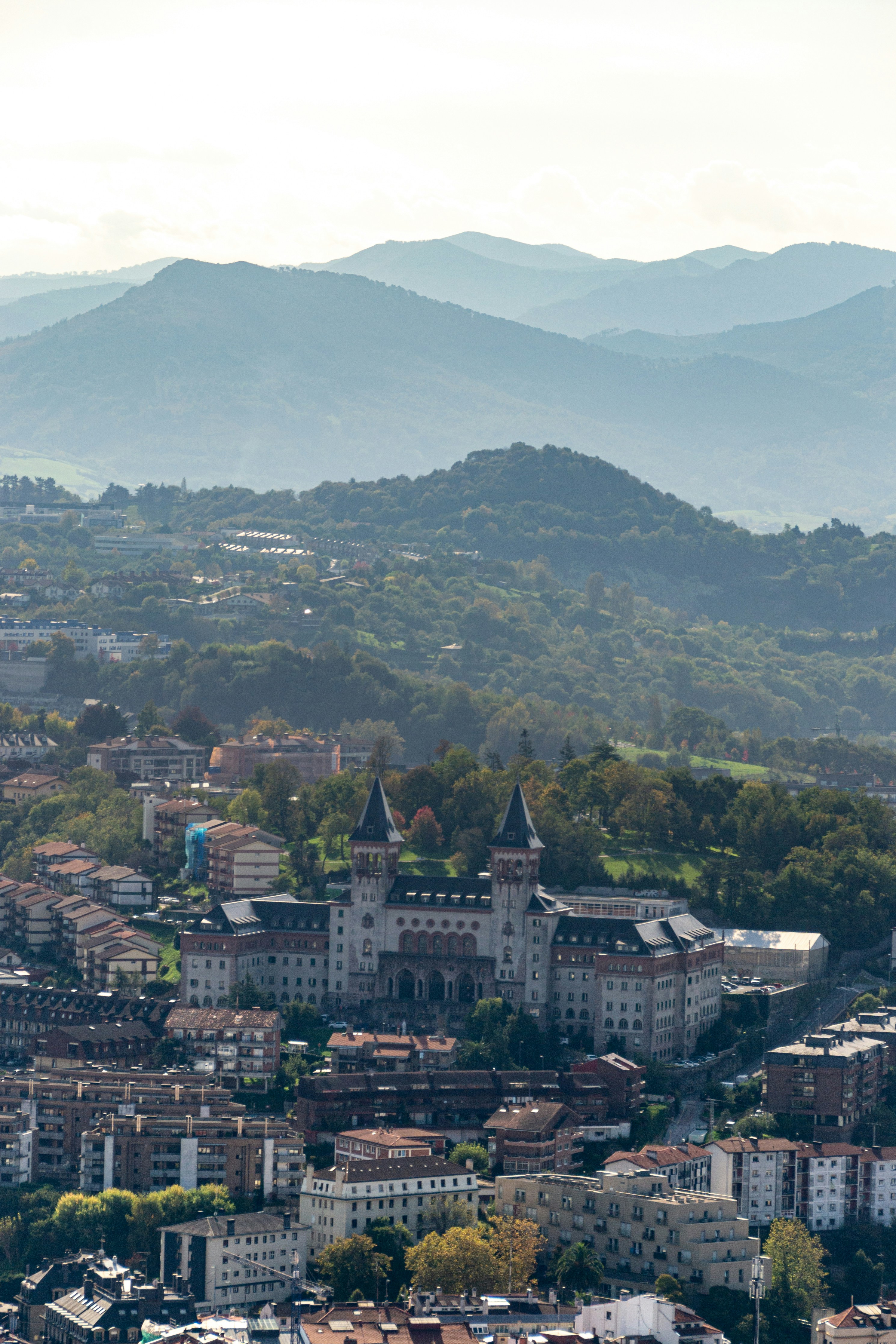 Una vista de una ciudad con montañas al fondo