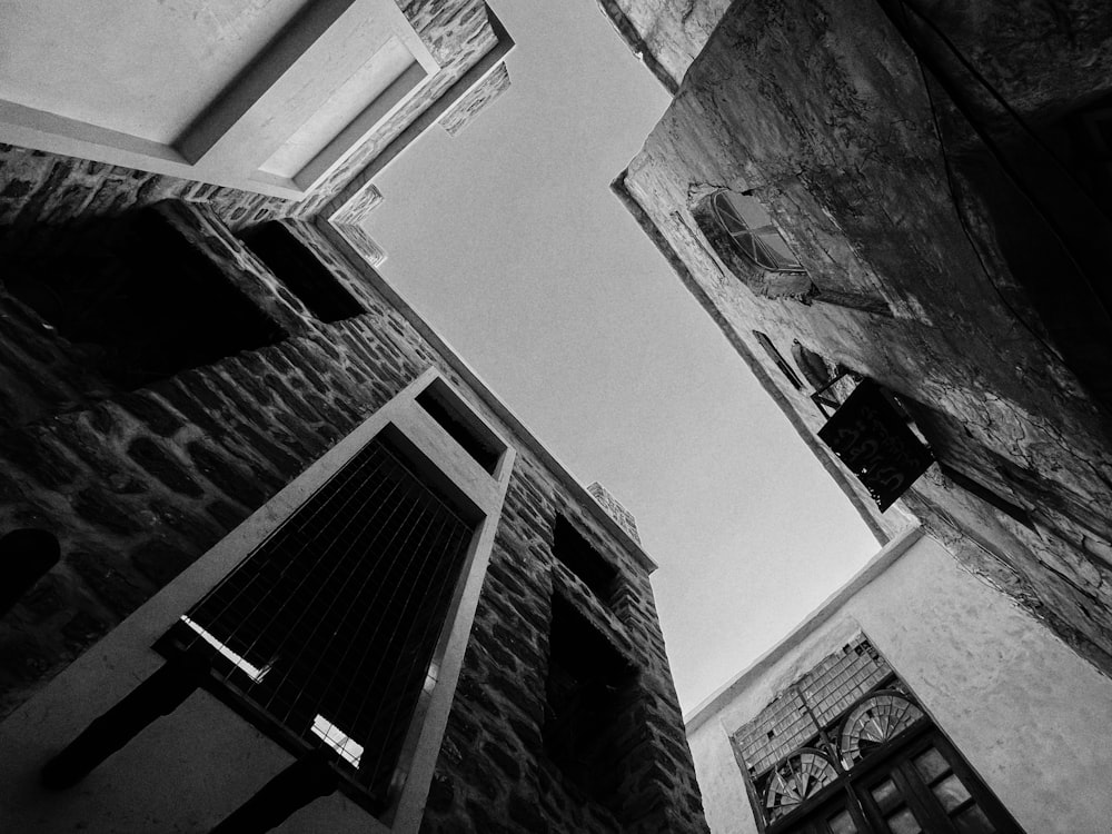 a black and white photo of some buildings