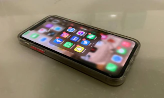 Smartphone screen displaying a vantacard with social media and contact icons visible.