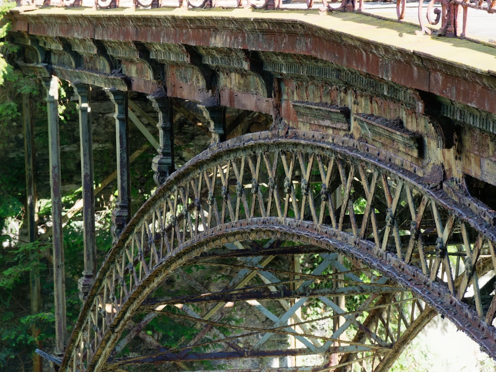 uma ponte muito antiga que tem um monte de ferrugem sobre ela