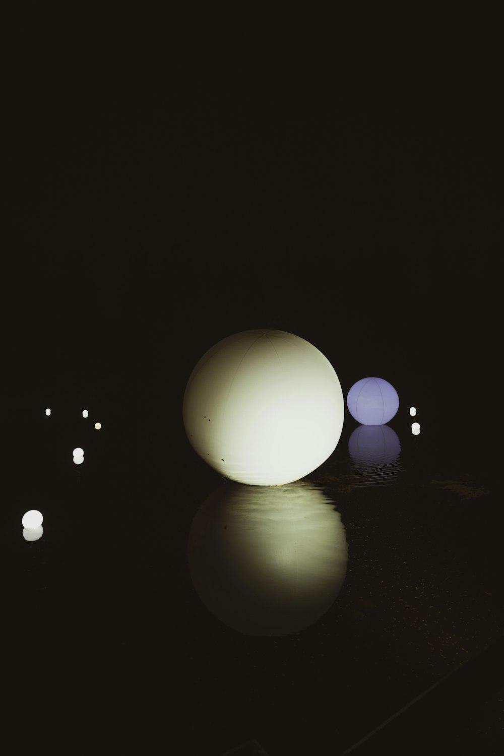 a group of lights sitting on top of a table