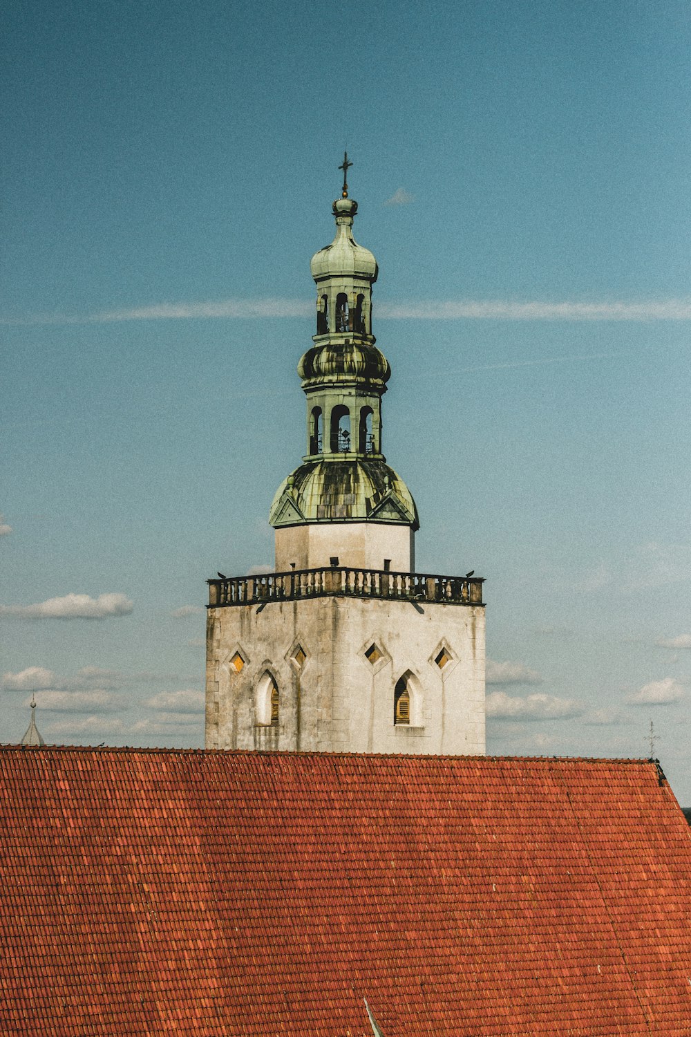 uma torre alta com um relógio em cima dela