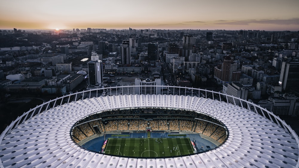 Una vista aerea di uno stadio di calcio in una città