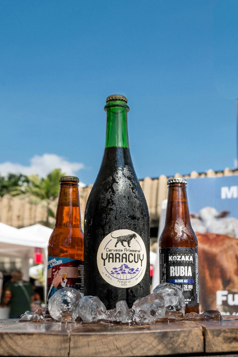 Trois bouteilles de bière posées sur une table en bois