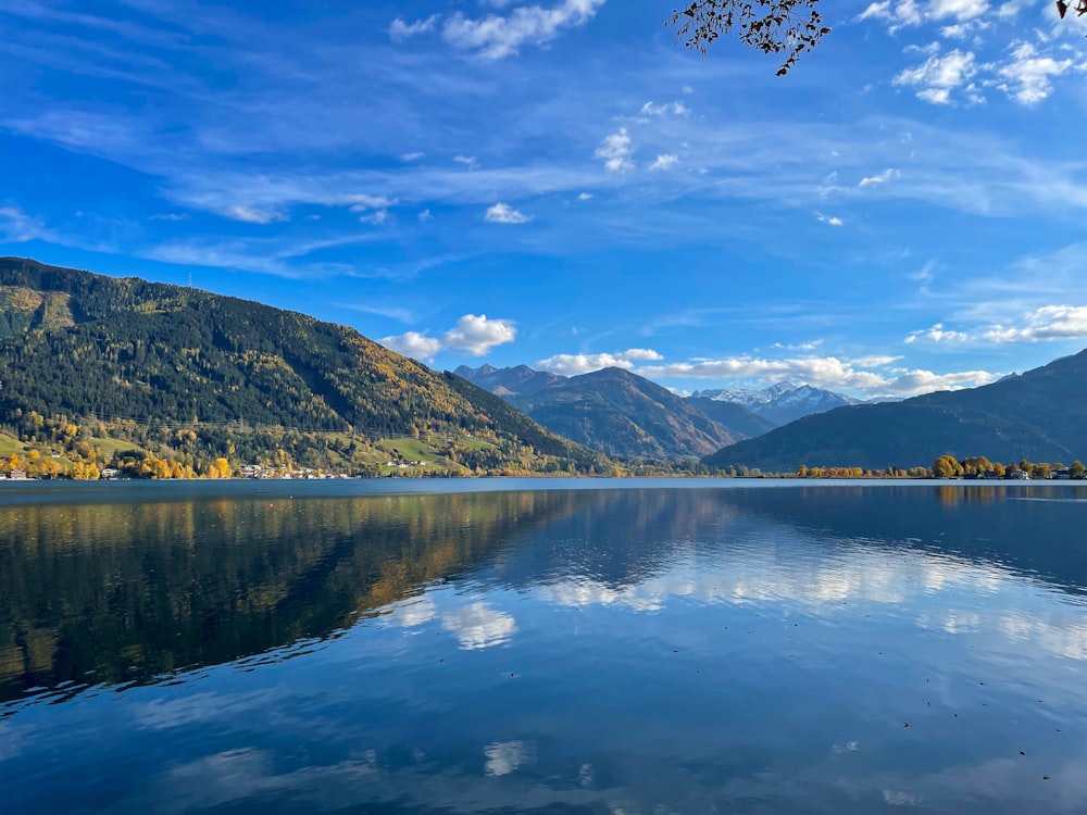 un plan d’eau entouré de montagnes et d’arbres