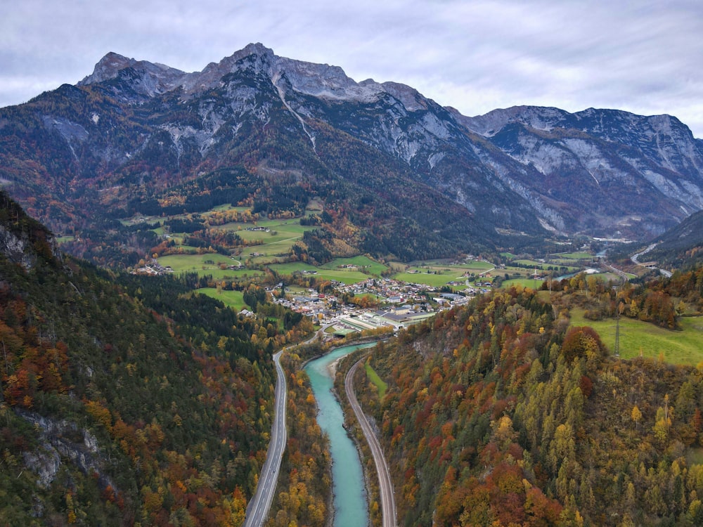 Ein Fluss, der durch ein von Bergen umgebenes Tal fließt