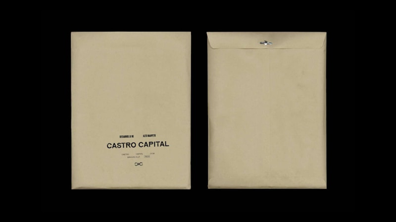 Two beige envelopes are displayed against a black background. The envelope on the left has printed text reading 'Desarrollo I, Rie, Auto Marketing, Castro Capital' with a decorative symbol below. The envelope on the right is flipped to show the plain back with a metal clasp.