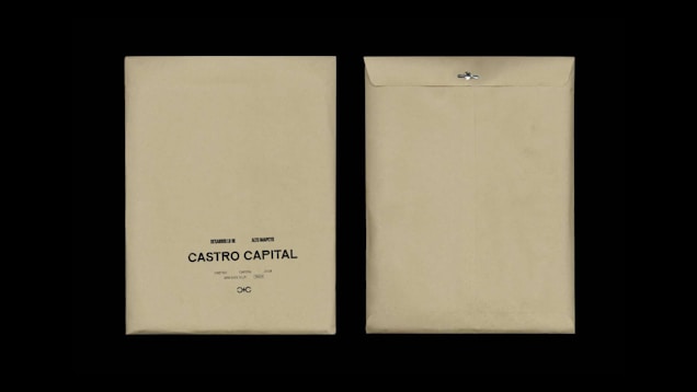 Two beige envelopes are displayed against a black background. The envelope on the left has printed text reading 'Desarrollo I, Rie, Auto Marketing, Castro Capital' with a decorative symbol below. The envelope on the right is flipped to show the plain back with a metal clasp.