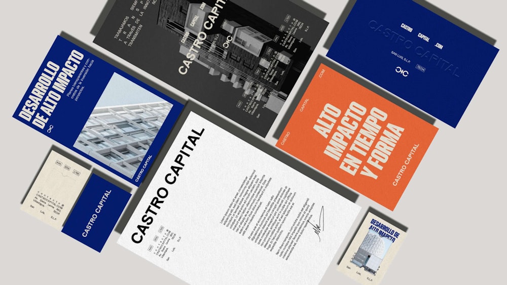 une série de brochures conçues pour ressembler à un bâtiment