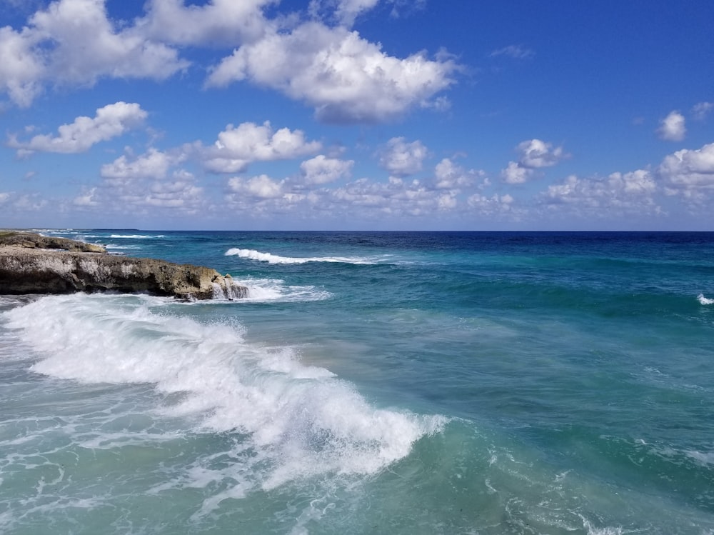 un cuerpo de agua que tiene algunas olas en él