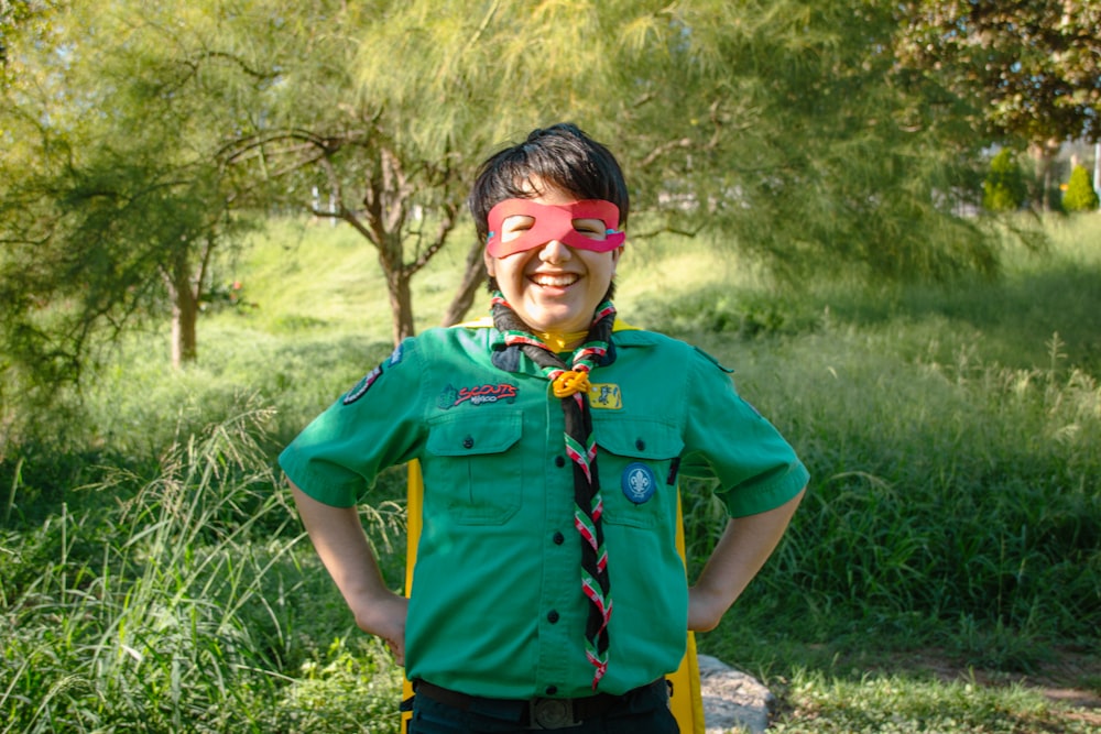 Un jeune garçon portant une chemise verte et une cravate